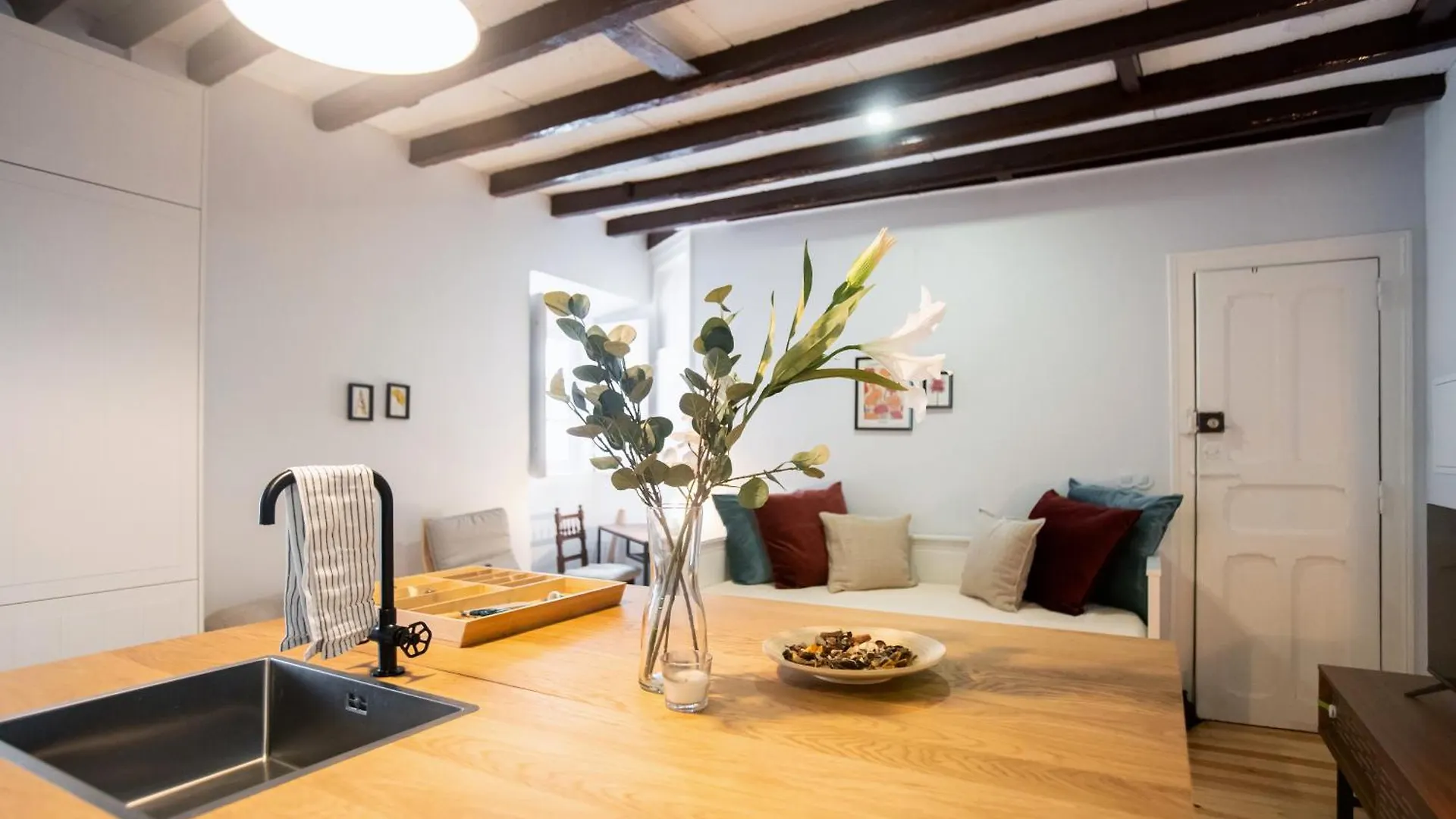 Apartment Charming 3-Bedroom Retreat In The Heart Of Lisbon Portugal